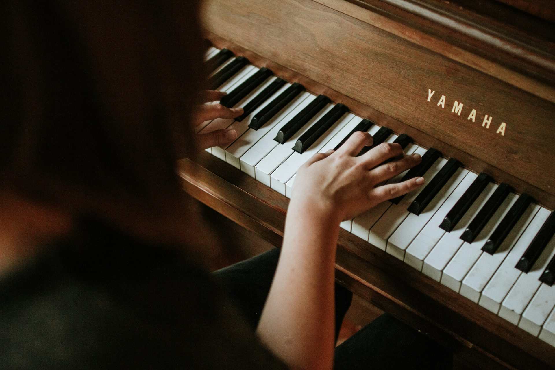 femme jouant du piano Yamaha
